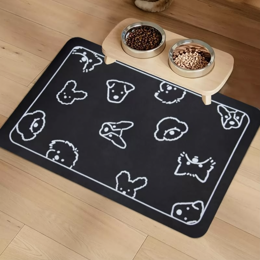 Matmatta med mönster för hund och katt – svart med hundhuvuden