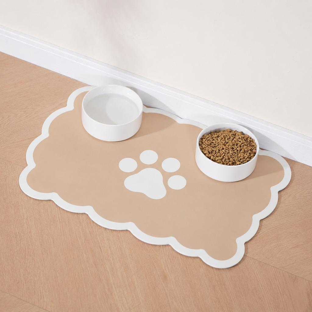 Matmatta med tassmotiv för hund och katt, beige