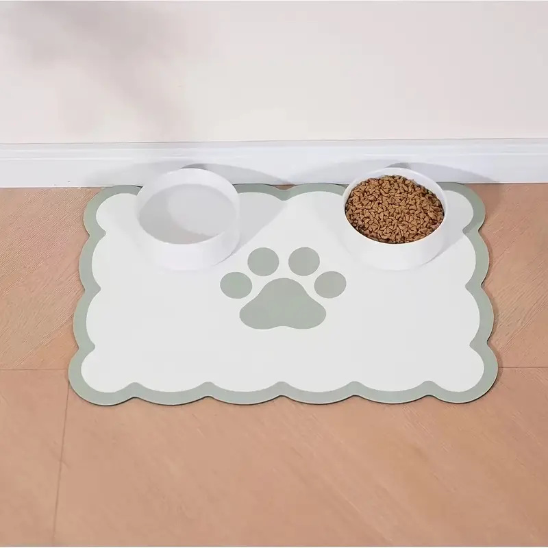 Matmatta med tassmotiv för hund och katt, vit med grön tass