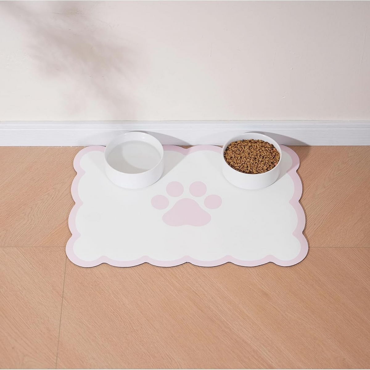Matmatta med tassmotiv för hund och katt, vit med rosa tass
