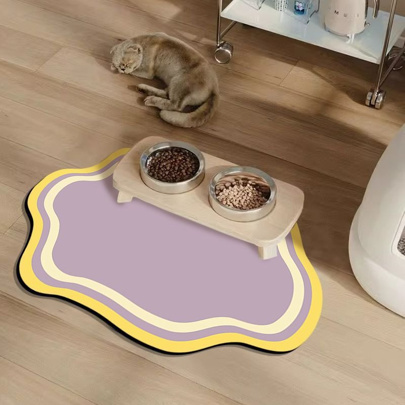 Matmatta för hund och katt i vågform, lila med gul kant