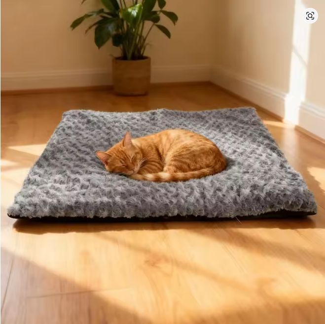 Katt sover på mjuk självvärmande värmematta i mörkgrått