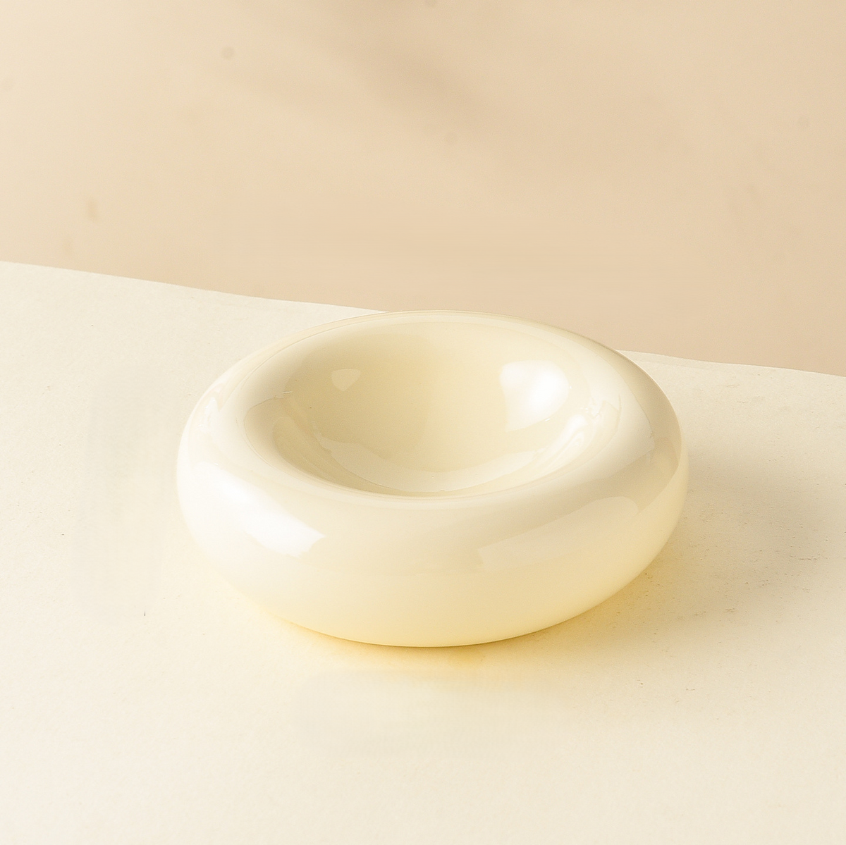 Donutformad kattskål i keramik, benvit