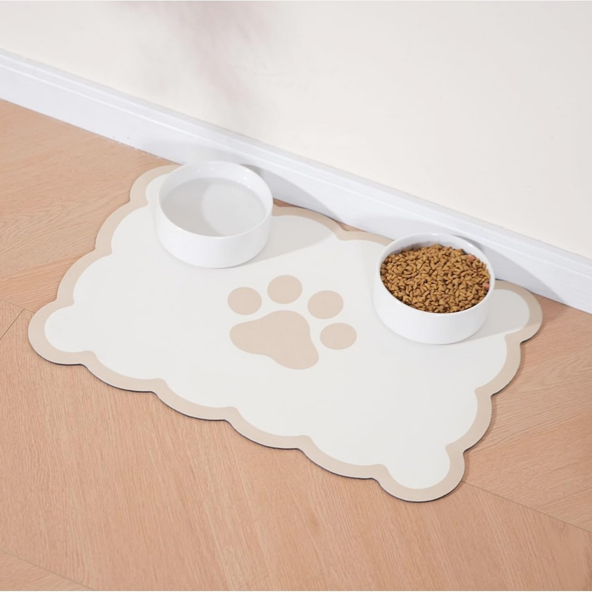 Matmatta med tassmotiv för hund och katt, vit med beige tass