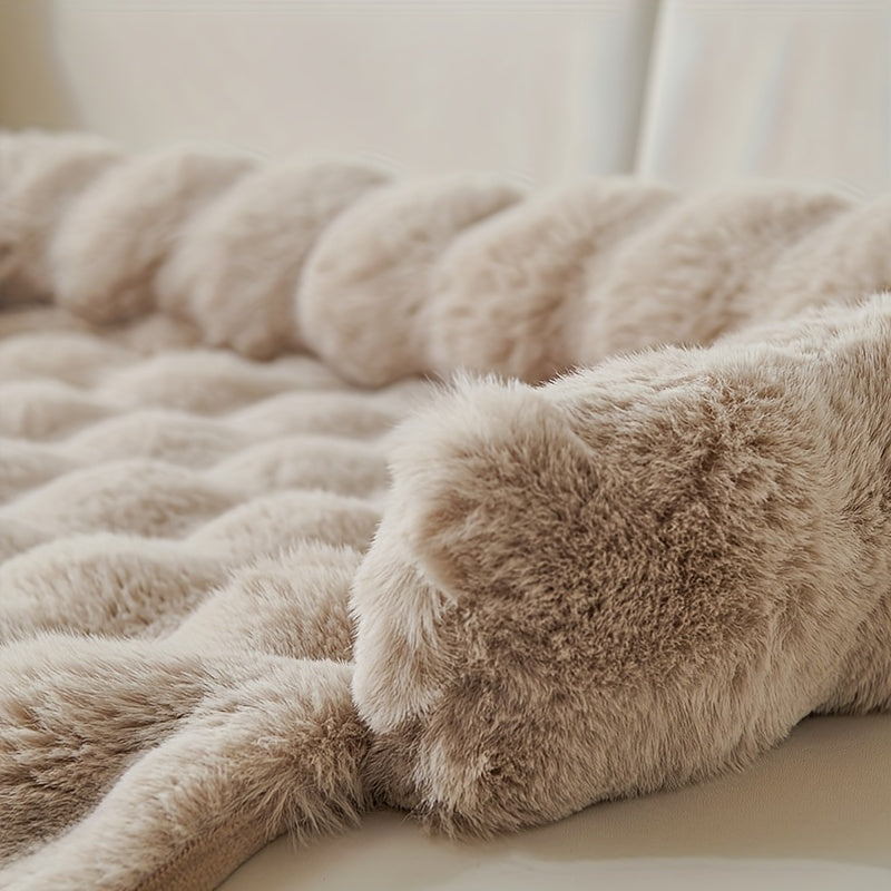 Närbild på mjuk plysch med pälskänsla på husdjursmatta i beige