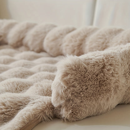 Närbild på mjuk plysch med pälskänsla på husdjursmatta i beige