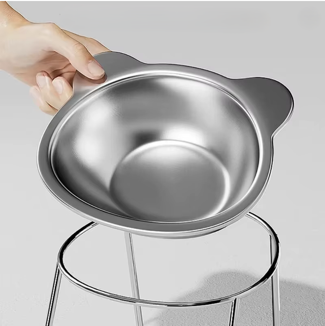 Lös matskål i rostfritt stål med kattöron lyfts ur stället