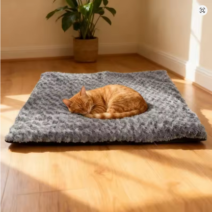 Katt sover på mjuk självvärmande värmematta i mörkgrått